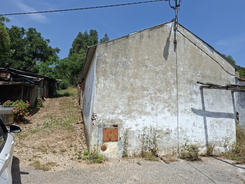 Propriedade Única com 2 Casas para Recuperação e Terreno de 2,6 Hectares
