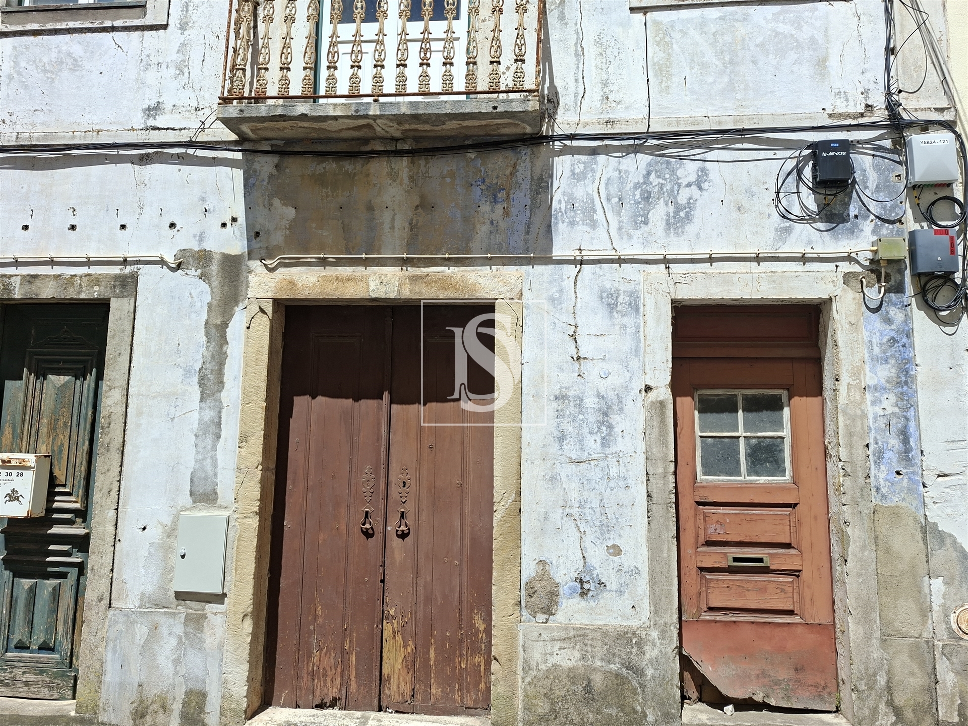 Prédio com projeto para 8 apartamentos - Abrantes