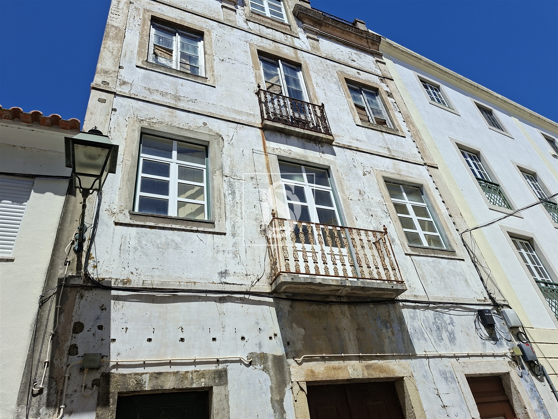 Prédio com projeto para 8 apartamentos - Abrantes