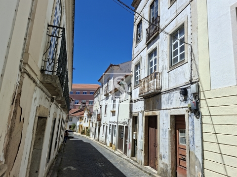 Prédio com projeto para 8 apartamentos - Abrantes
