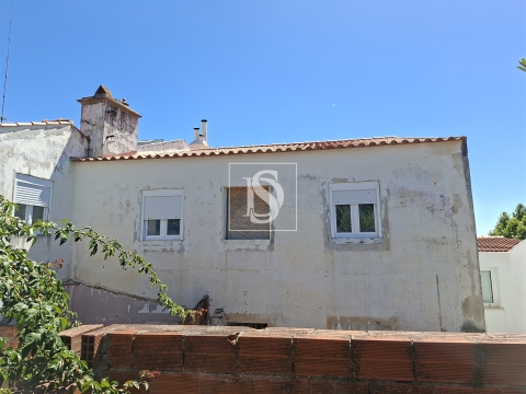 Prédio com projeto para 8 apartamentos - Abrantes