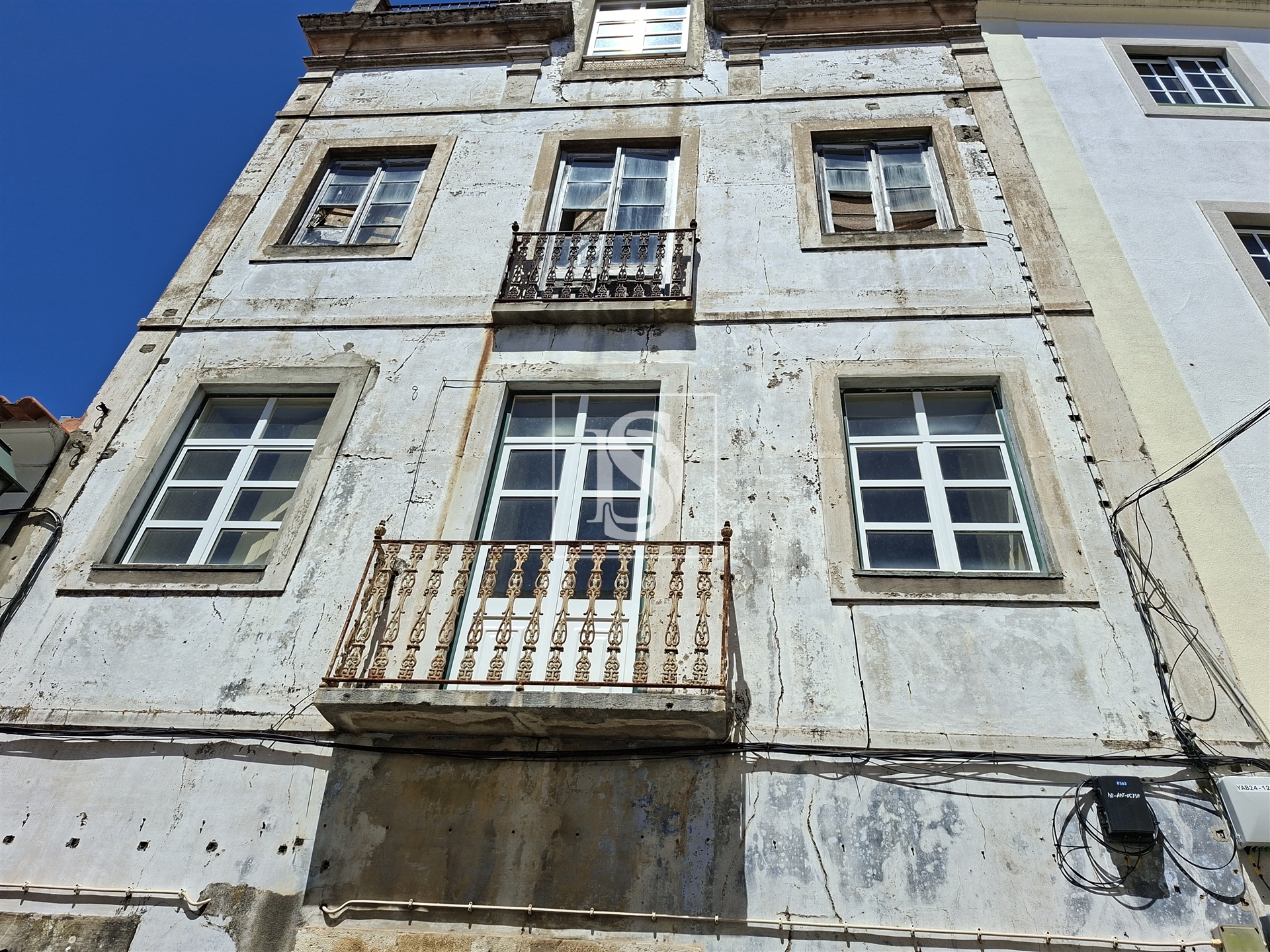 Prédio com projeto para 8 apartamentos - Abrantes