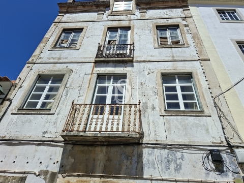Prédio com projeto para 8 apartamentos - Abrantes
